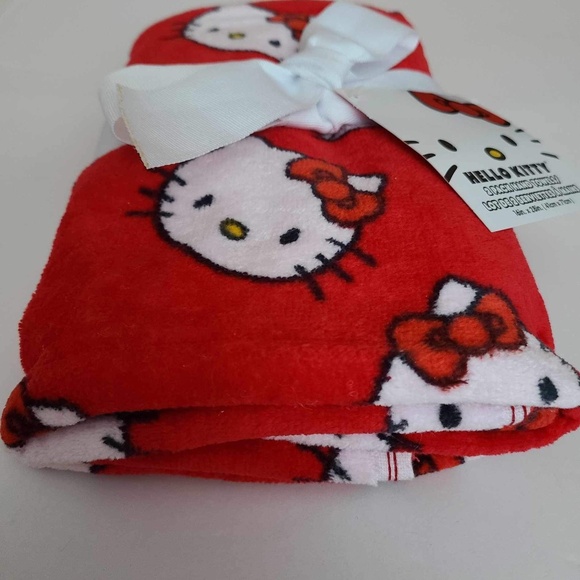 Hello Kitty pack of 2 hand towels red color w/pattern 100% cotton brand new - Picture 12 of 13